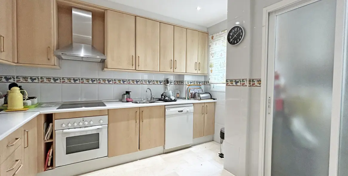 Продажа апартаментов на среднем этаже в The Golden Mile 5