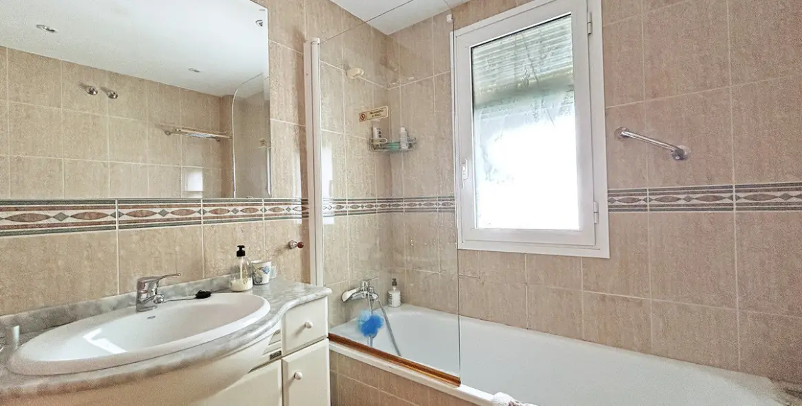 Продажа апартаментов на среднем этаже в The Golden Mile 9