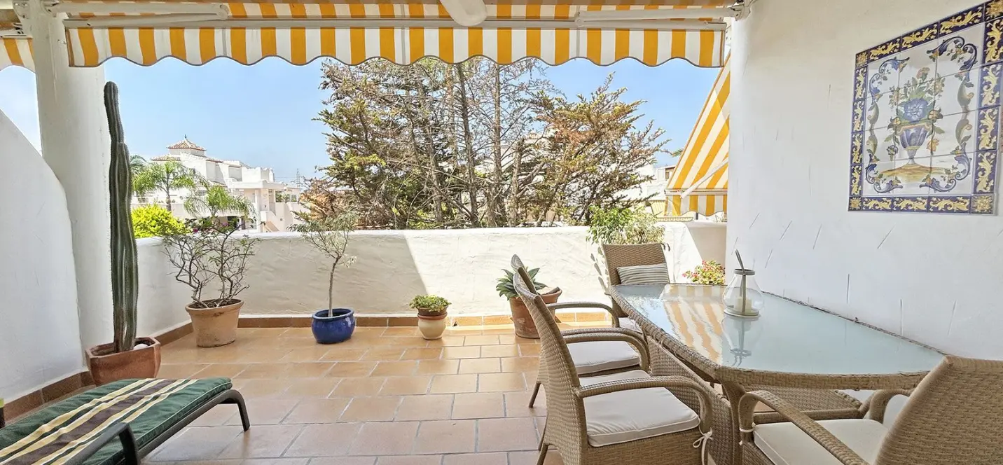 Sale of middle floor apartment in The Golden Mile 1