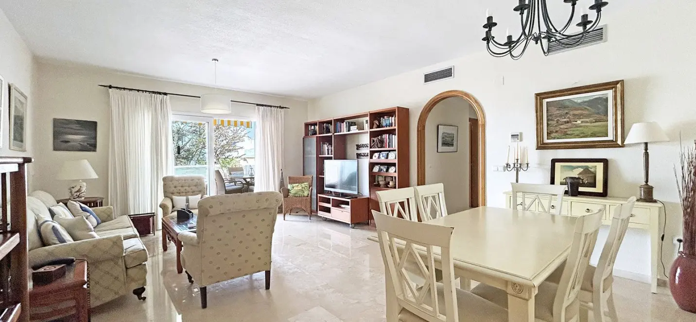 Sale of middle floor apartment in The Golden Mile 2