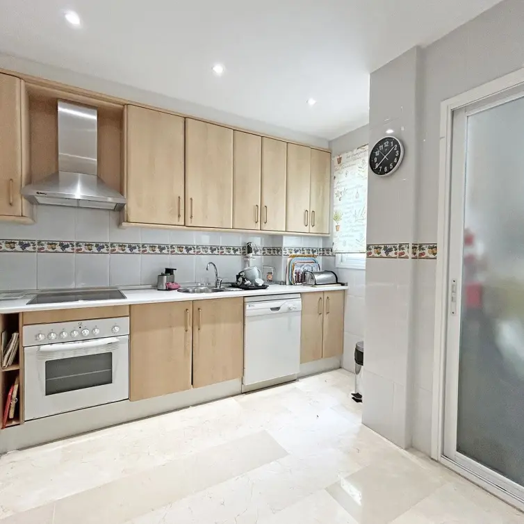 Sale of middle floor apartment in The Golden Mile