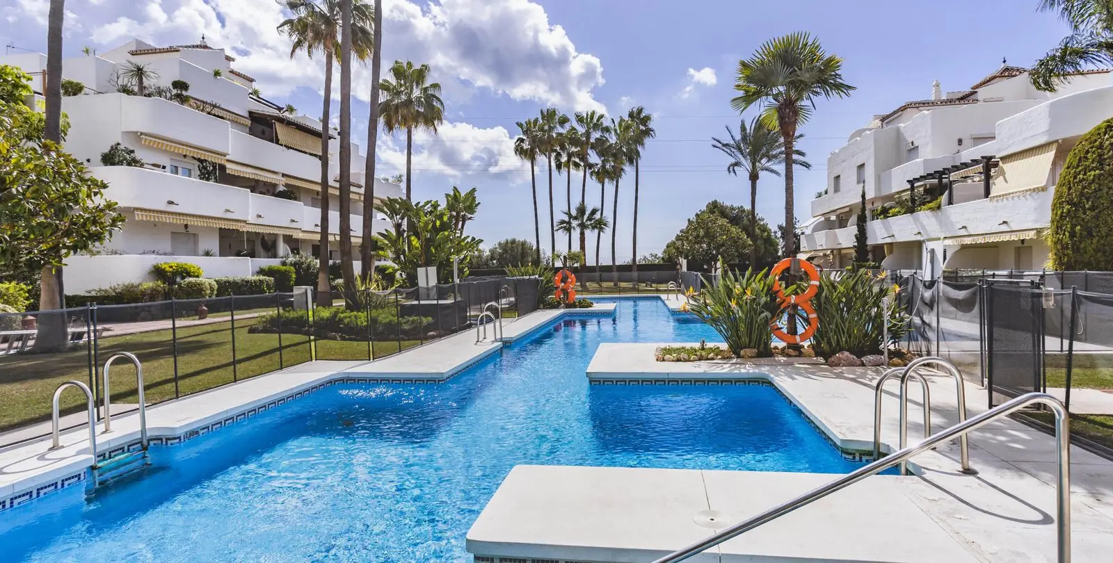 Sale of middle floor apartment in The Golden Mile 13