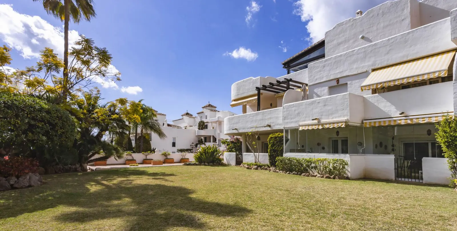 Sale of middle floor apartment in The Golden Mile 17