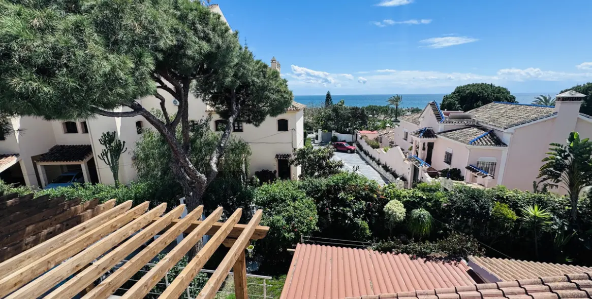 Продажа  отдельно стоящей виллы в Elviria 2