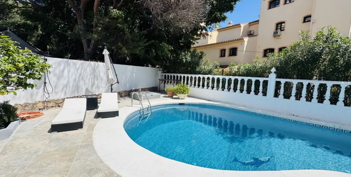 Продажа  отдельно стоящей виллы в Elviria 3