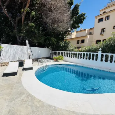 Venta de villa independiente en Elviria