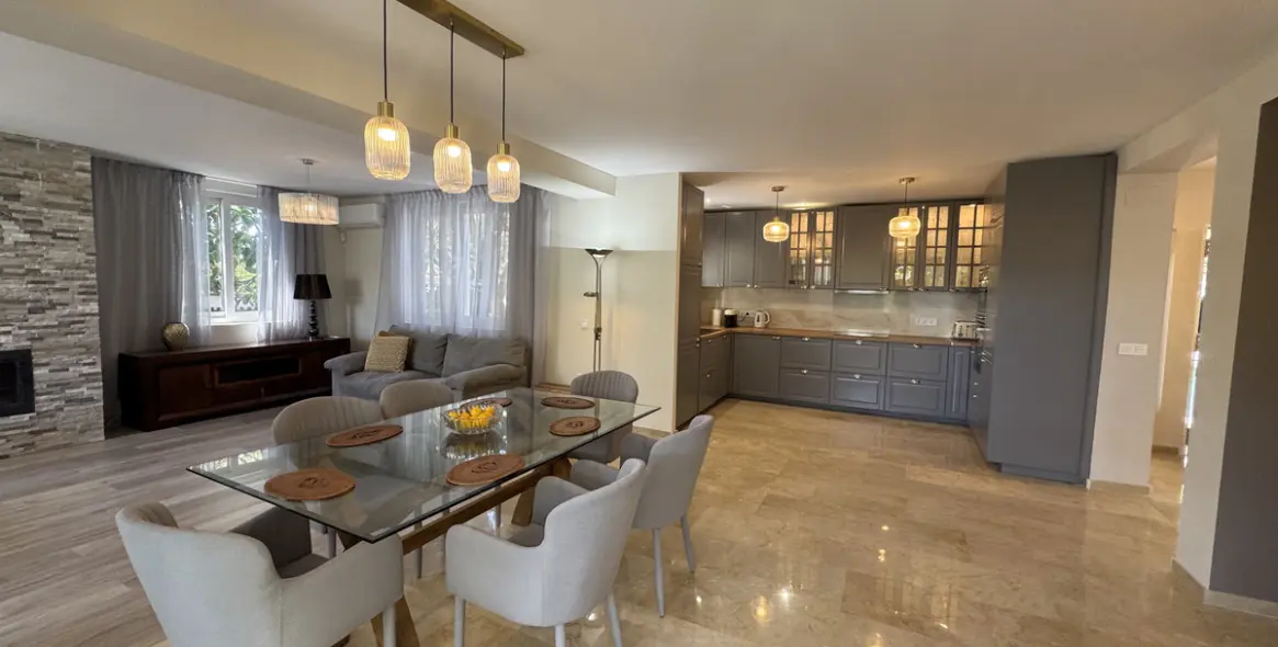 Продажа  отдельно стоящей виллы в Elviria 8