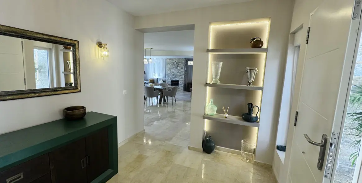 Продажа  отдельно стоящей виллы в Elviria 11