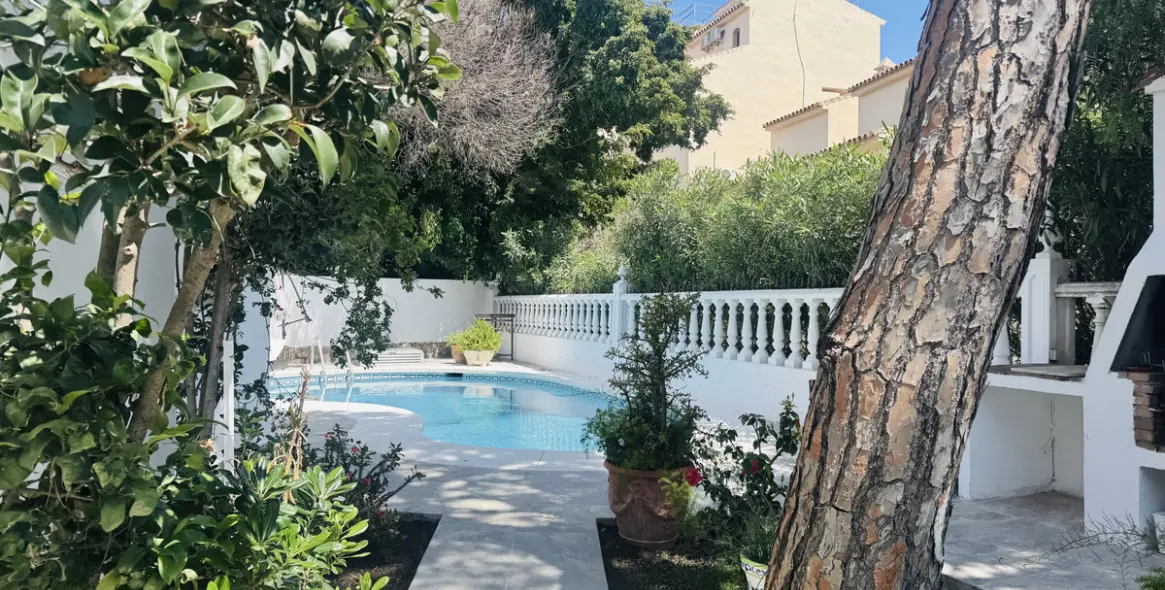 Продажа  отдельно стоящей виллы в Elviria 16