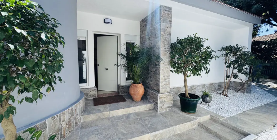 Продажа  отдельно стоящей виллы в Elviria 23