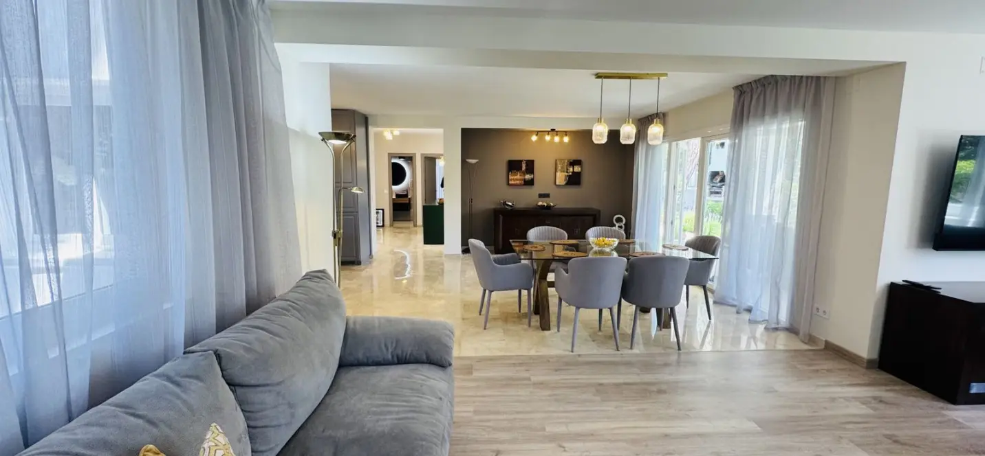 Sale of detached villa in Elviria 3