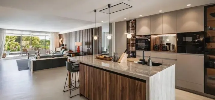 Venta de apartamento en planta media en The Golden Mile 4