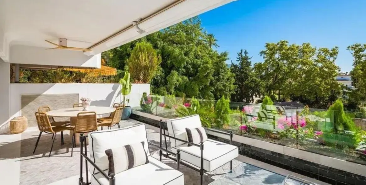 Продажа апартаментов на среднем этаже в The Golden Mile 19
