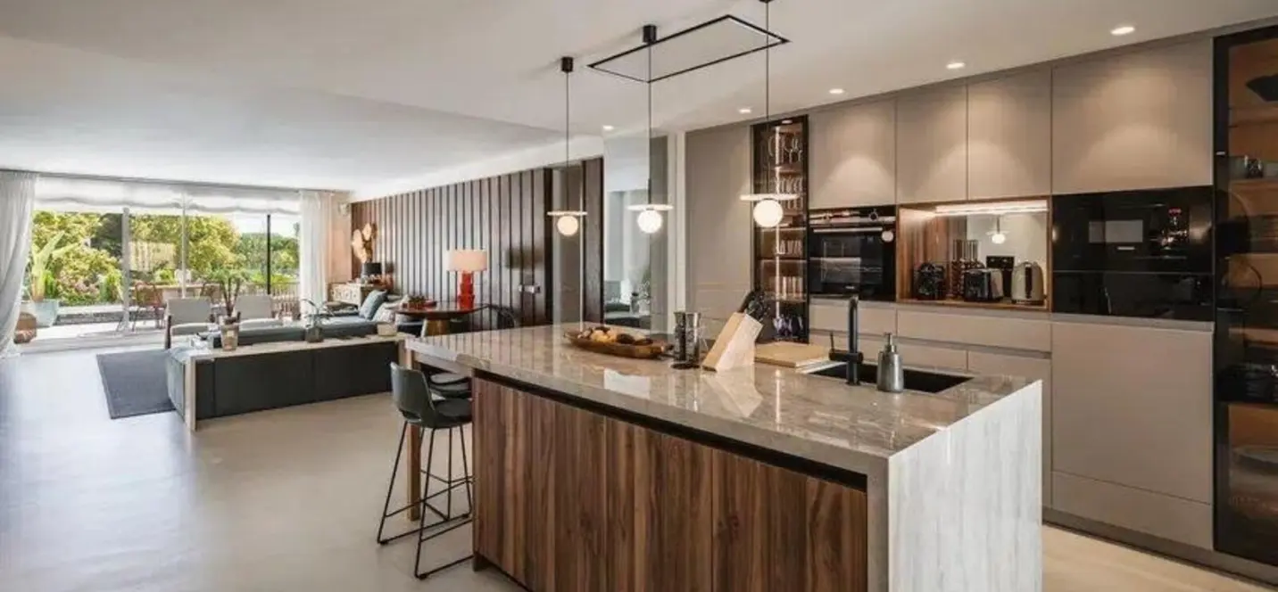 Sale of middle floor apartment in The Golden Mile 4