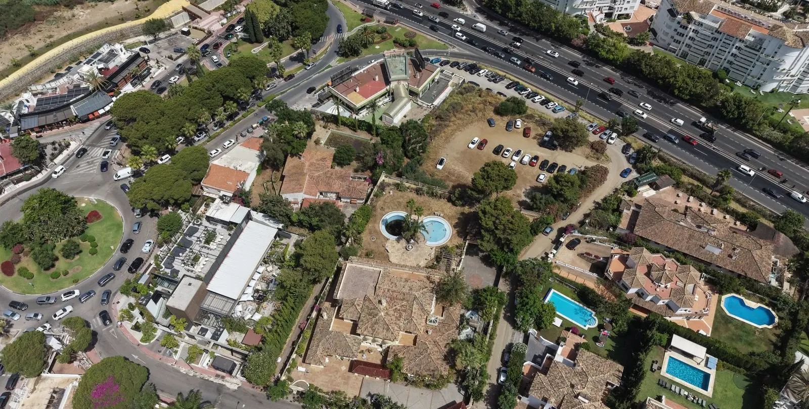 Venta de local comercial en Nueva Andalucía 1