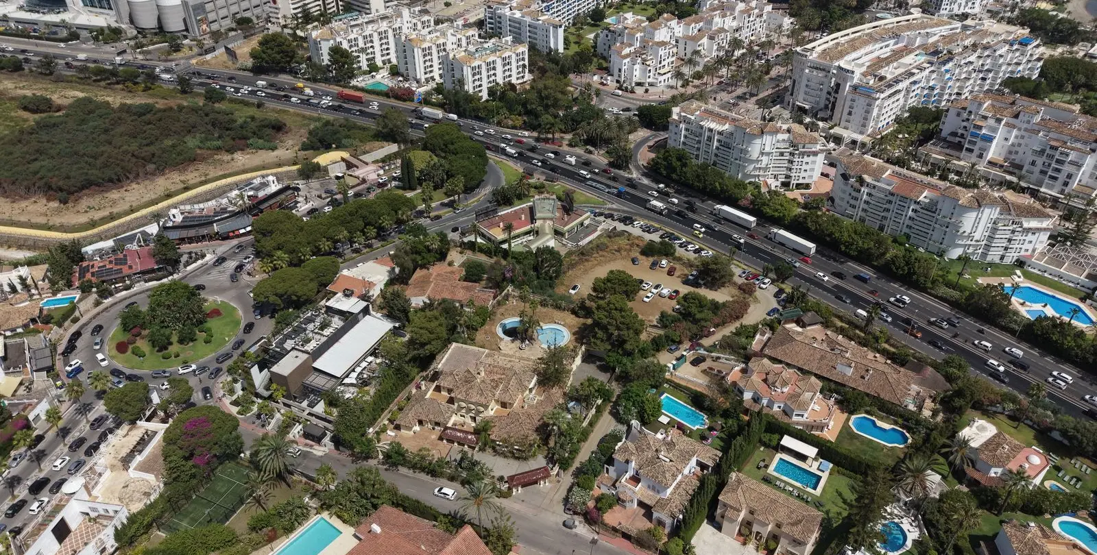 Venta de local comercial en Nueva Andalucía 8