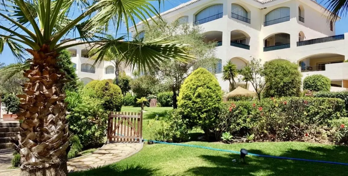 Long-term rent of middle floor apartment in Bahía de Marbella 2