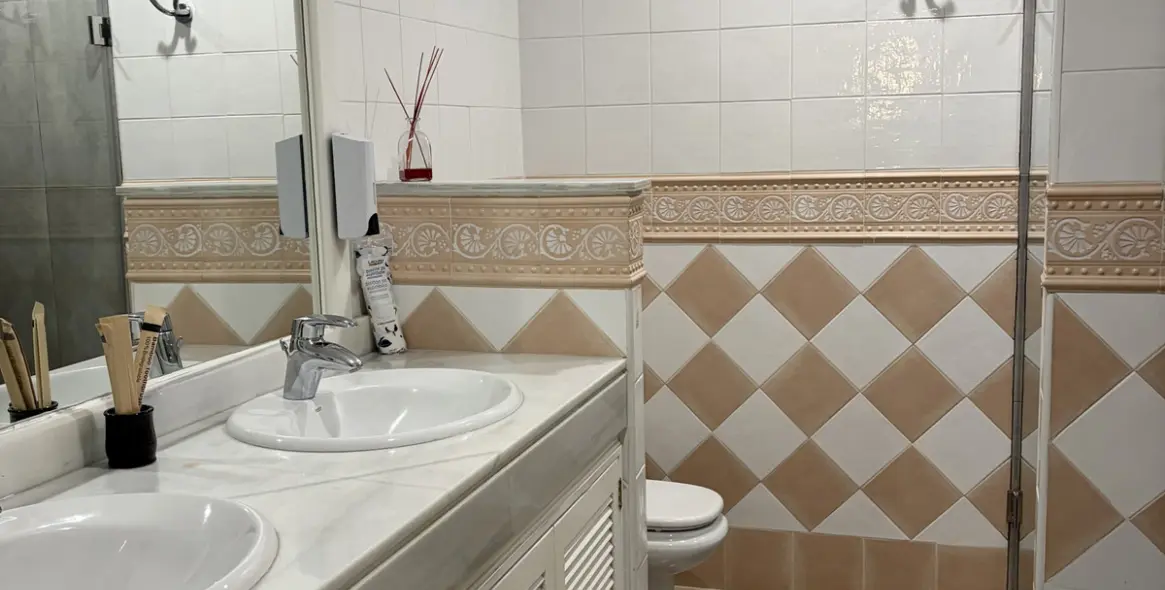 Long-term rent of middle floor apartment in Bahía de Marbella 25