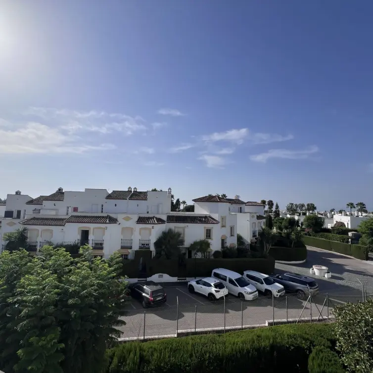 Sale of middle floor apartment in Estepona