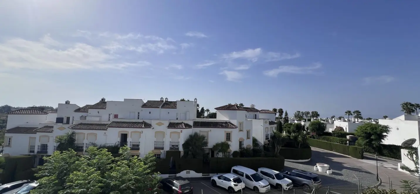 Sale of middle floor apartment in Estepona 0