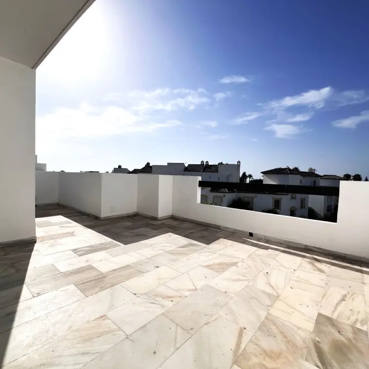 Sale of middle floor apartment in Estepona