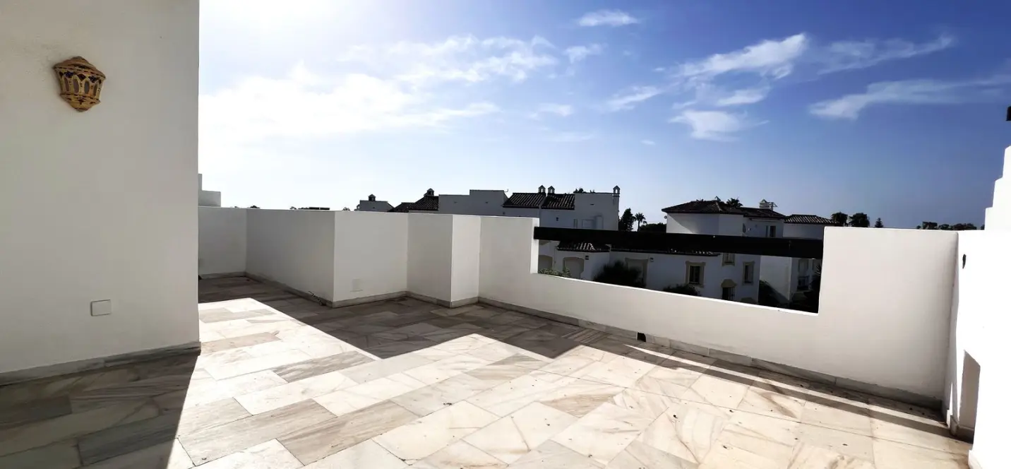 Sale of middle floor apartment in Estepona 1