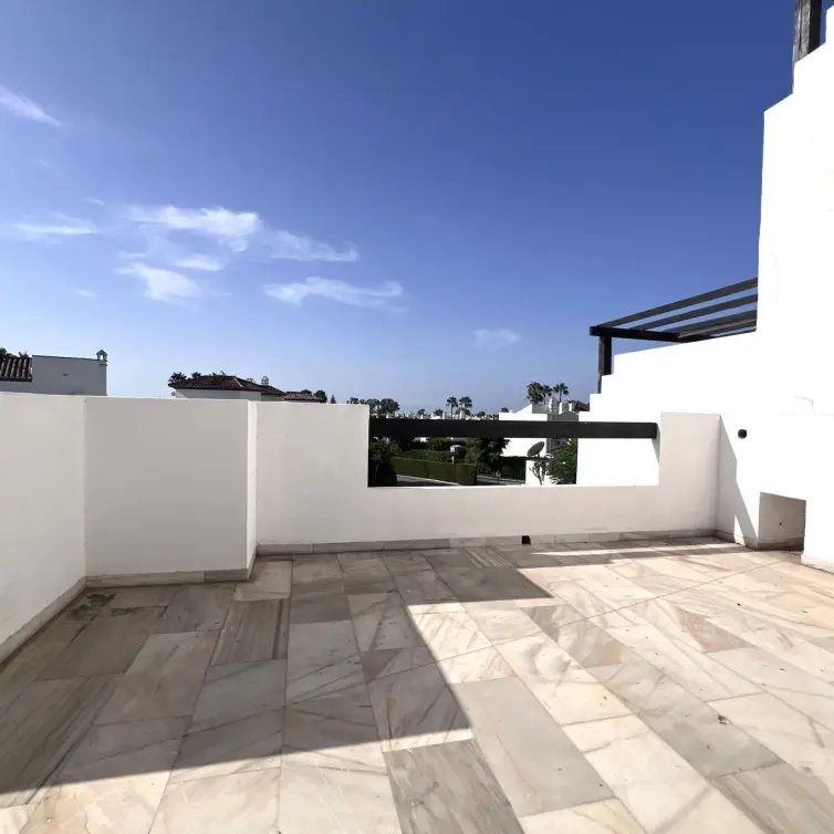Sale of middle floor apartment in Estepona