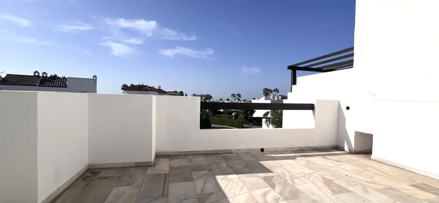 Sale of middle floor apartment in Estepona 3