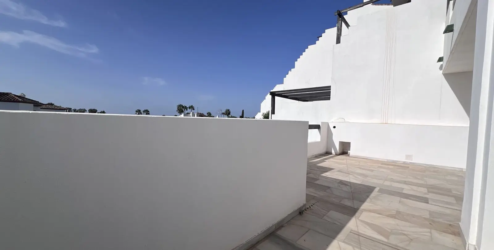Продажа апартаментов на среднем этаже в Estepona 5