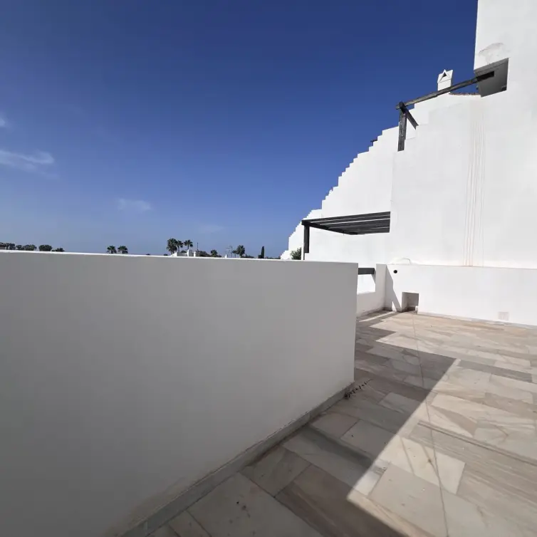 Sale of middle floor apartment in Estepona