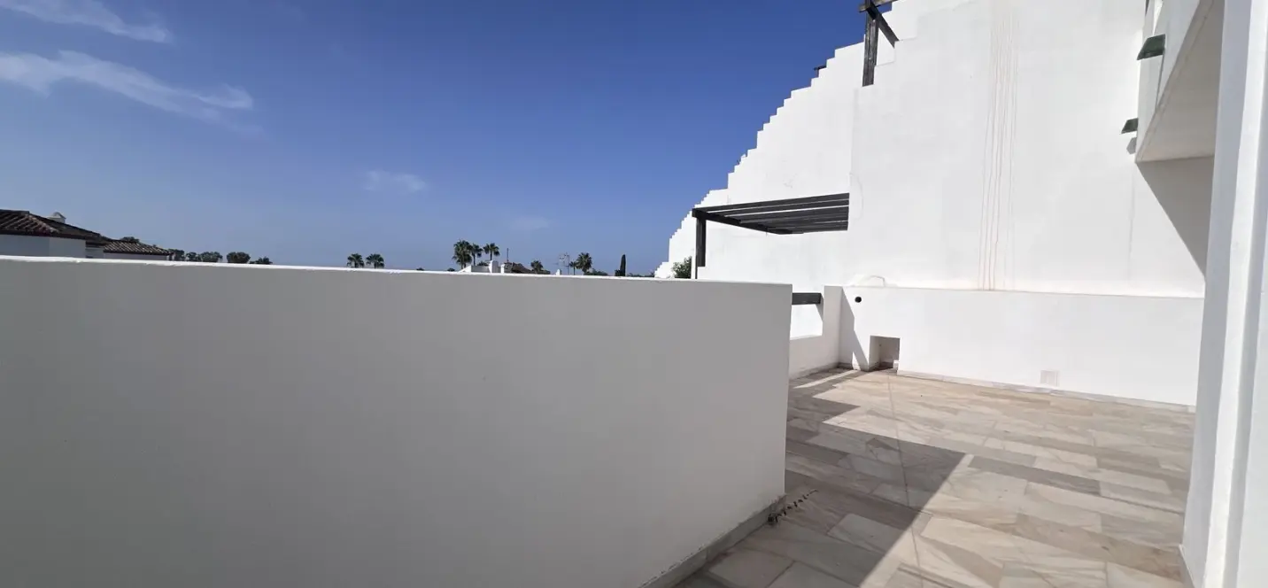 Sale of middle floor apartment in Estepona 4