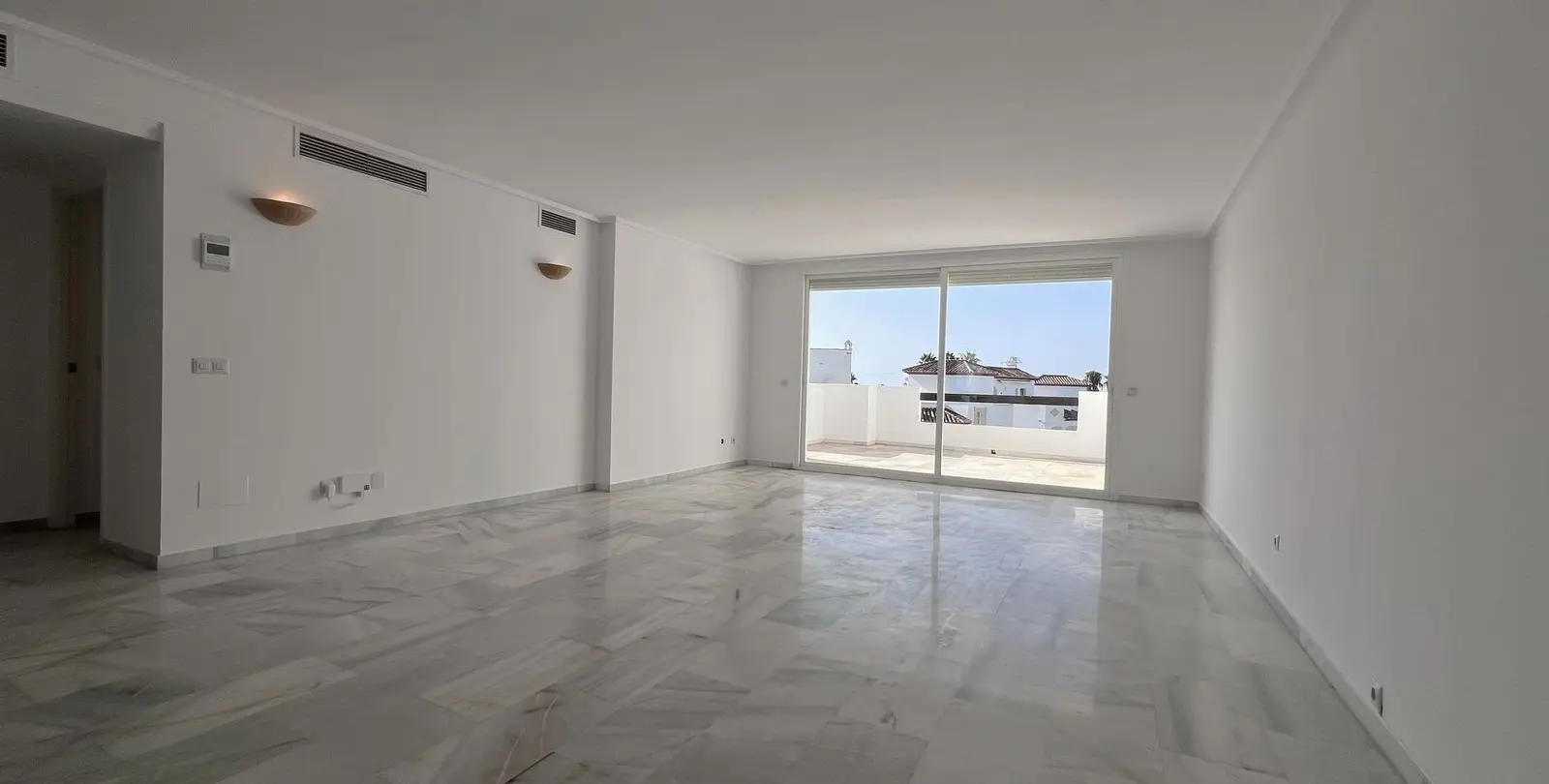 Продажа апартаментов на среднем этаже в Estepona 6
