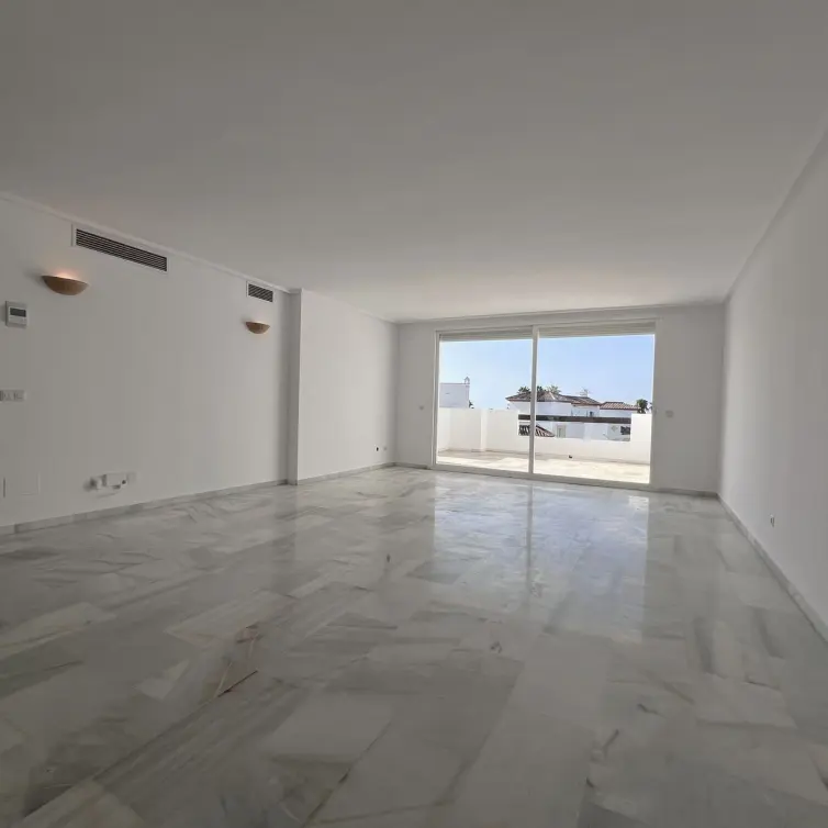 Sale of middle floor apartment in Estepona