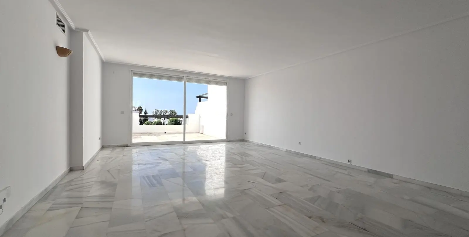 Продажа апартаментов на среднем этаже в Estepona 7