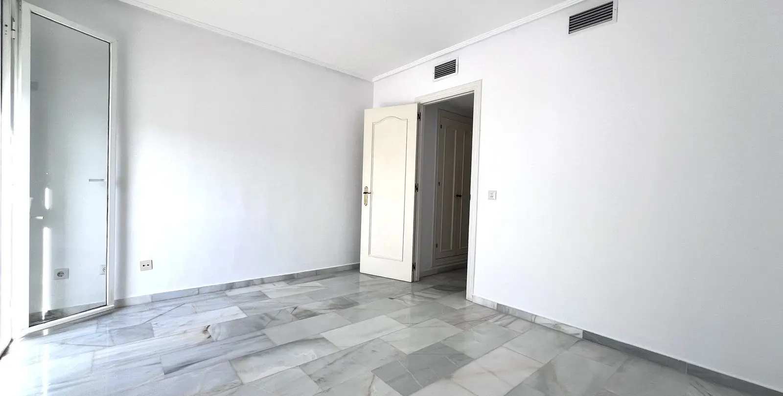Продажа апартаментов на среднем этаже в Estepona 9