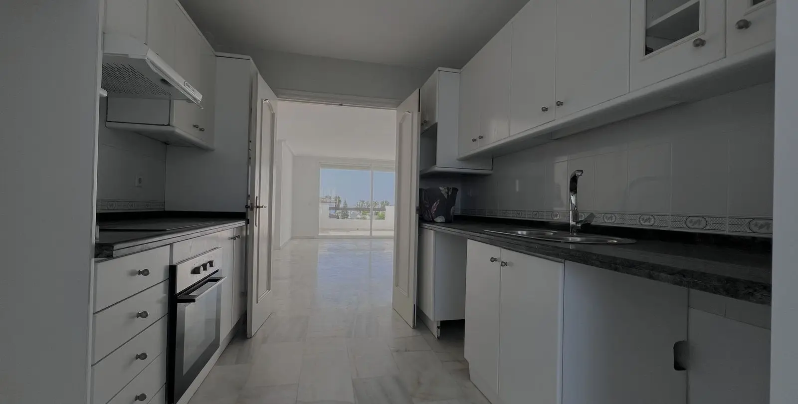 Продажа апартаментов на среднем этаже в Estepona 10