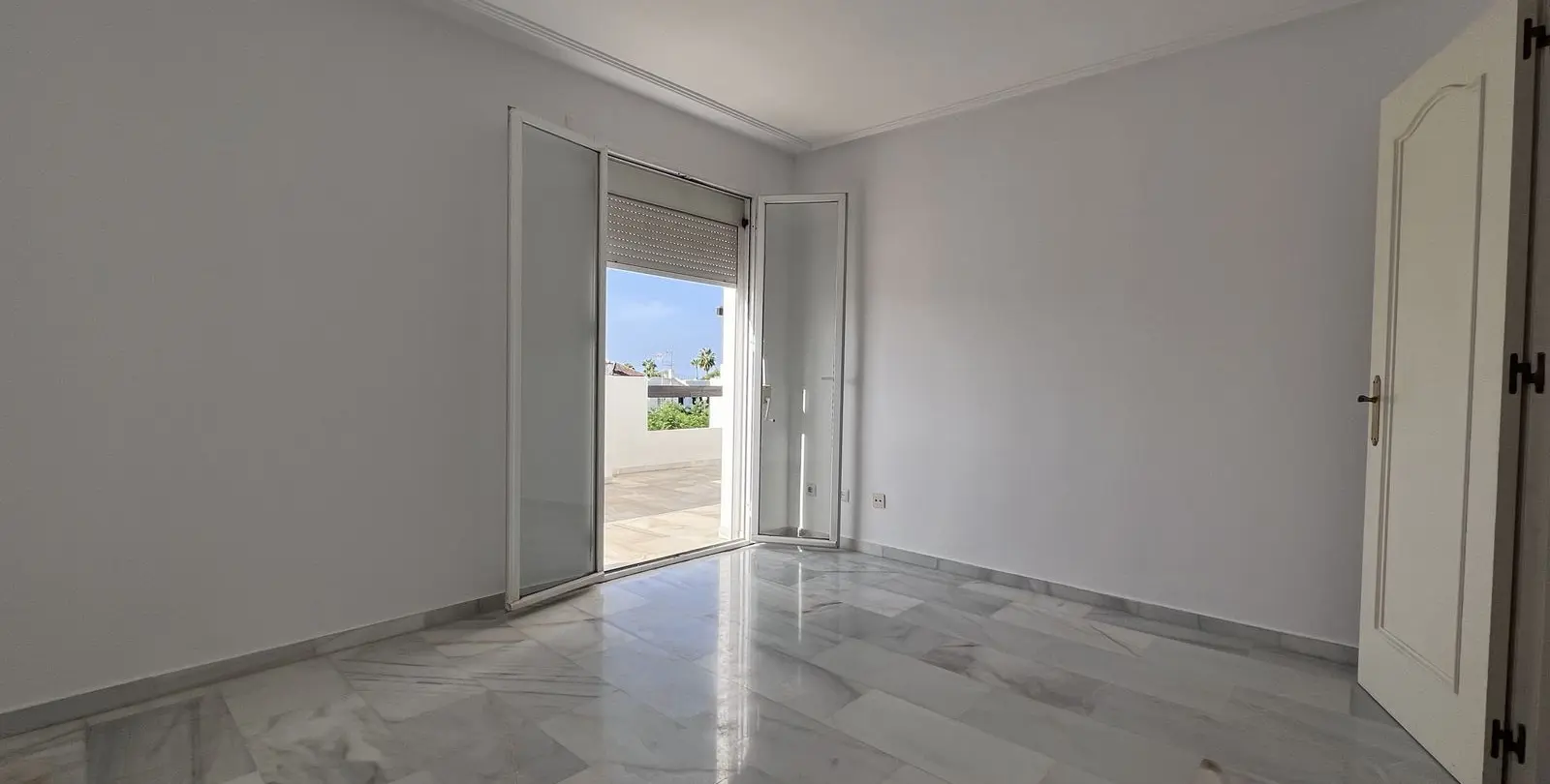 Продажа апартаментов на среднем этаже в Estepona 12