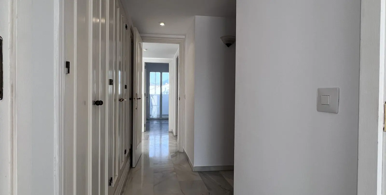 Продажа апартаментов на среднем этаже в Estepona 14
