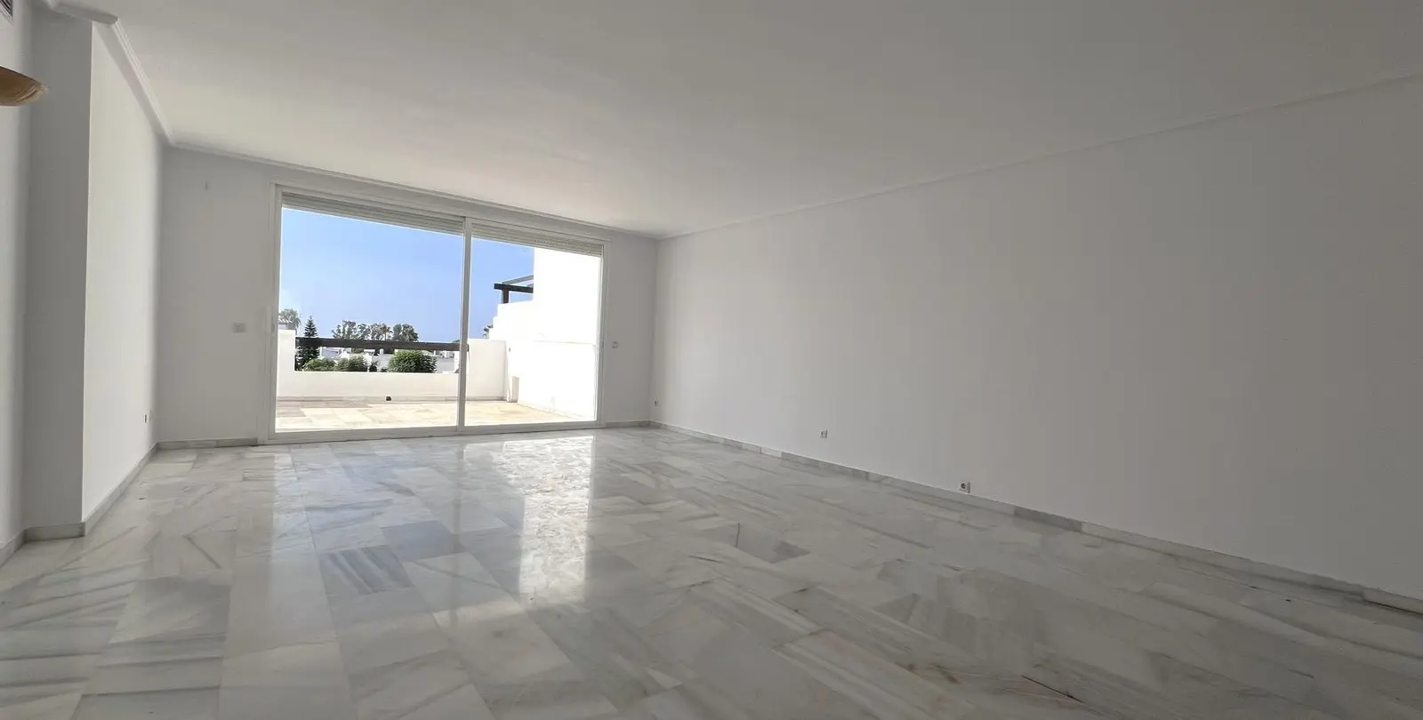 Продажа апартаментов на среднем этаже в Estepona 22