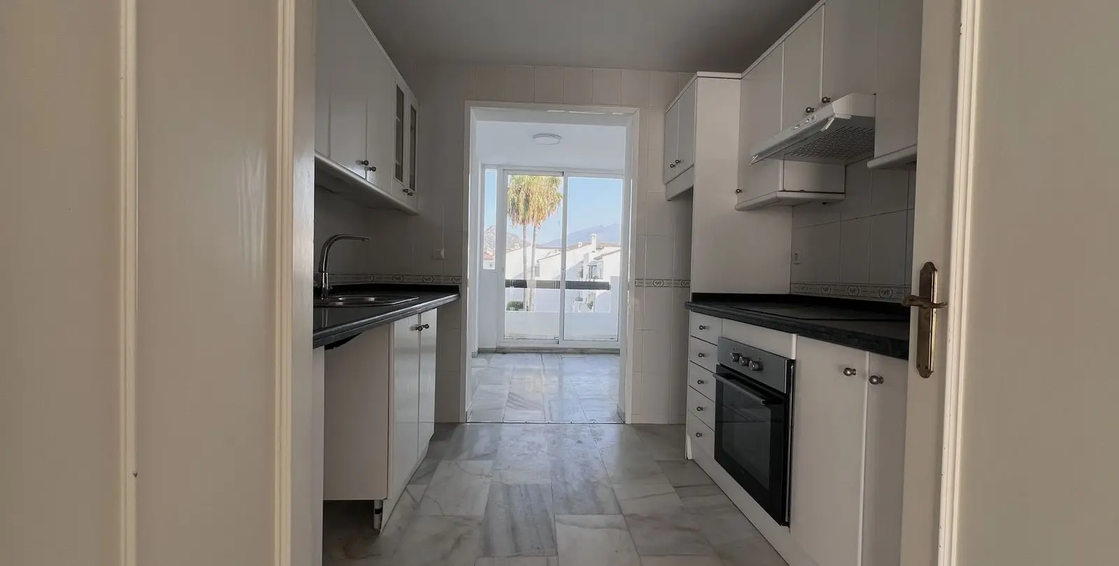 Продажа апартаментов на среднем этаже в Estepona 23