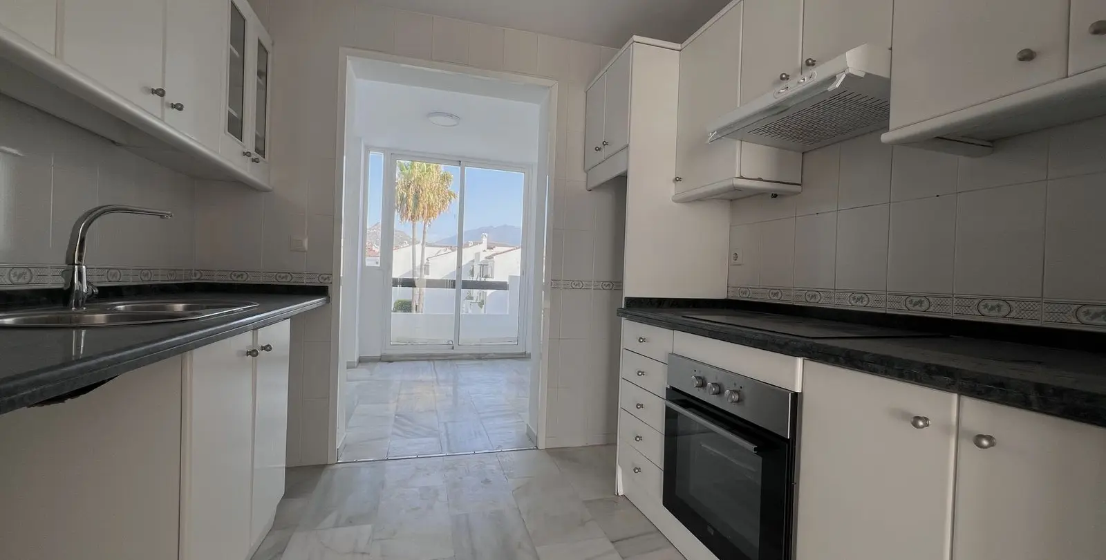 Продажа апартаментов на среднем этаже в Estepona 24