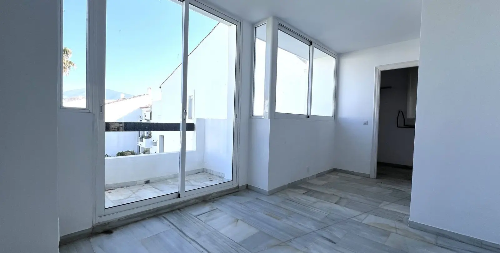 Продажа апартаментов на среднем этаже в Estepona 25