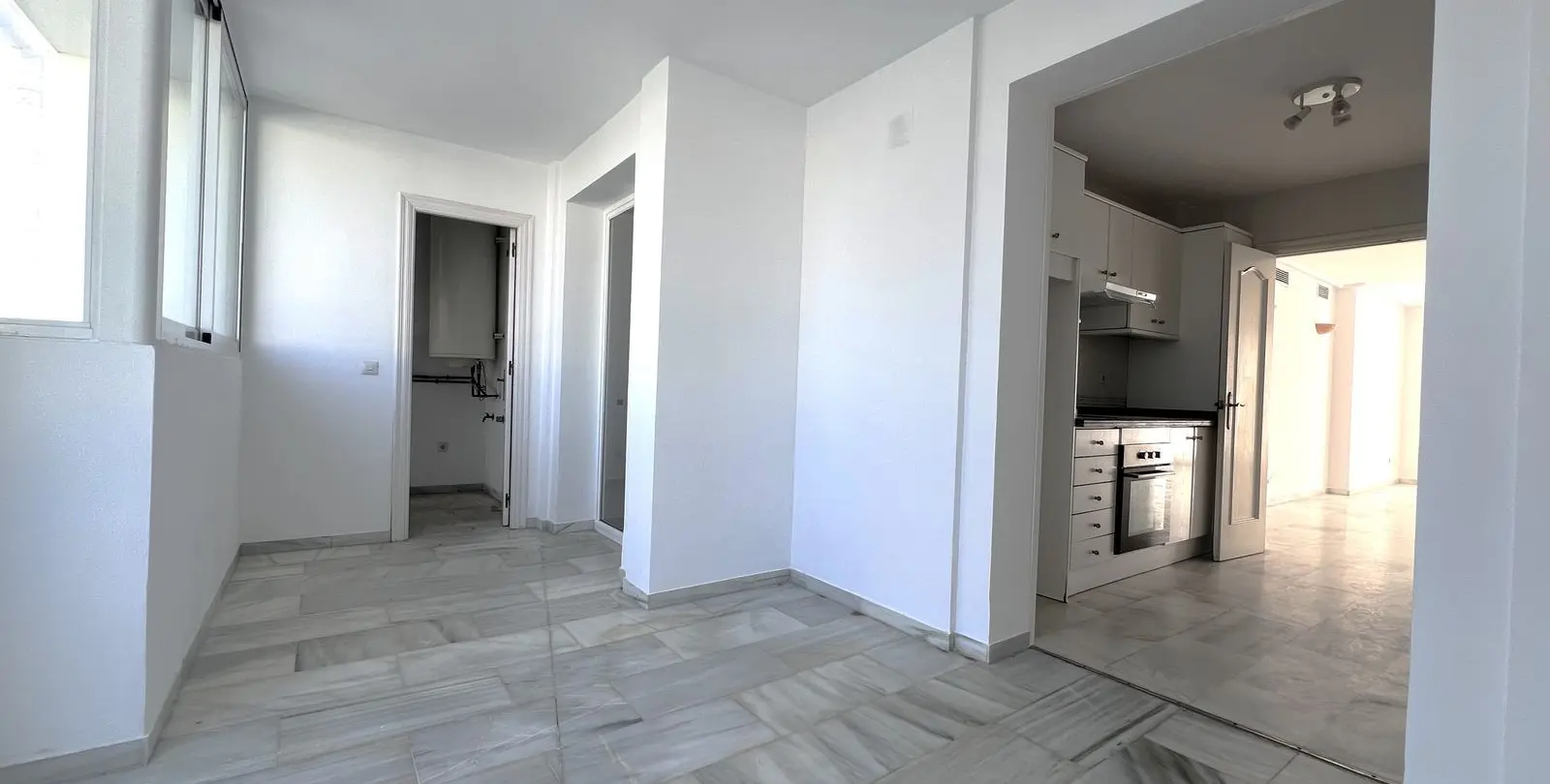 Продажа апартаментов на среднем этаже в Estepona 26
