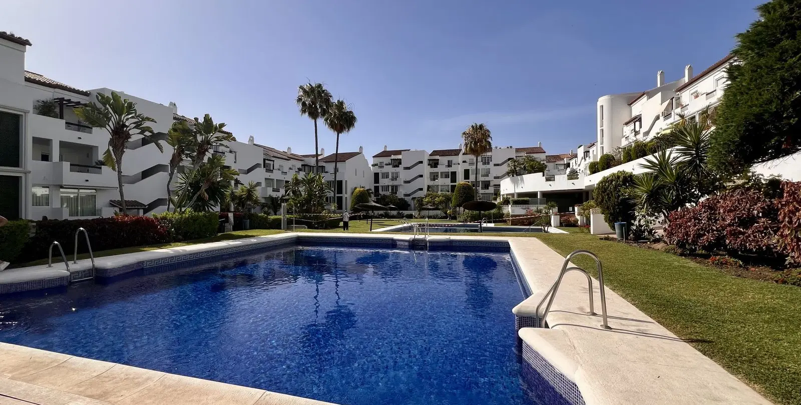 Продажа апартаментов на среднем этаже в Estepona 36