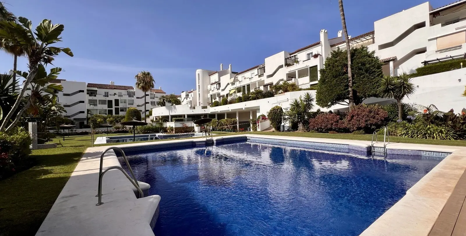 Продажа апартаментов на среднем этаже в Estepona 37