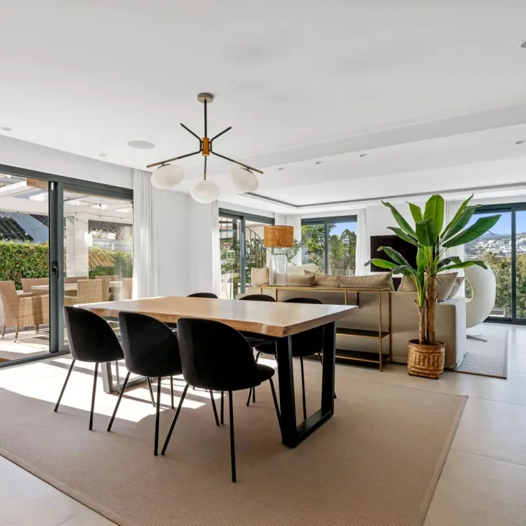 Sale of detached villa in Nueva Andalucía