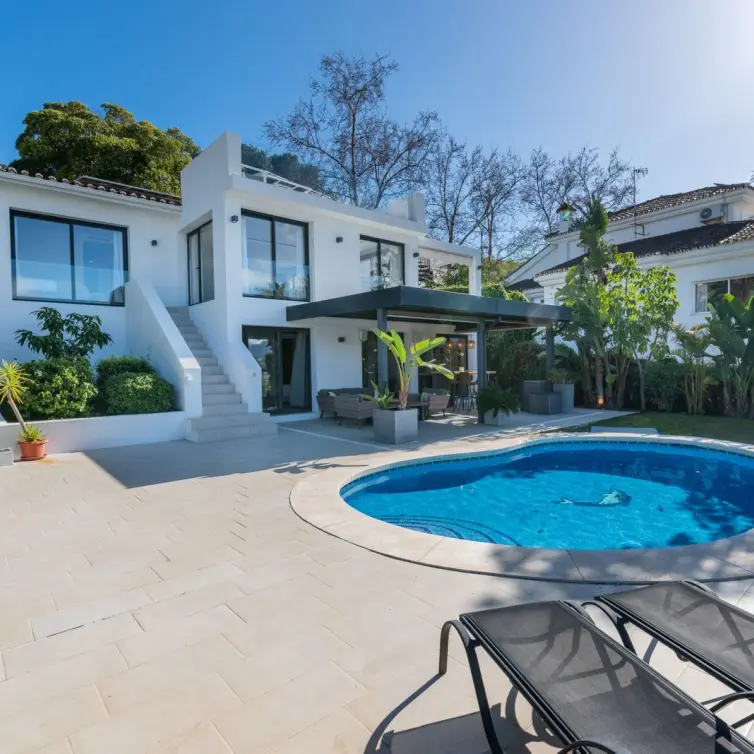 Sale of detached villa in Nueva Andalucía
