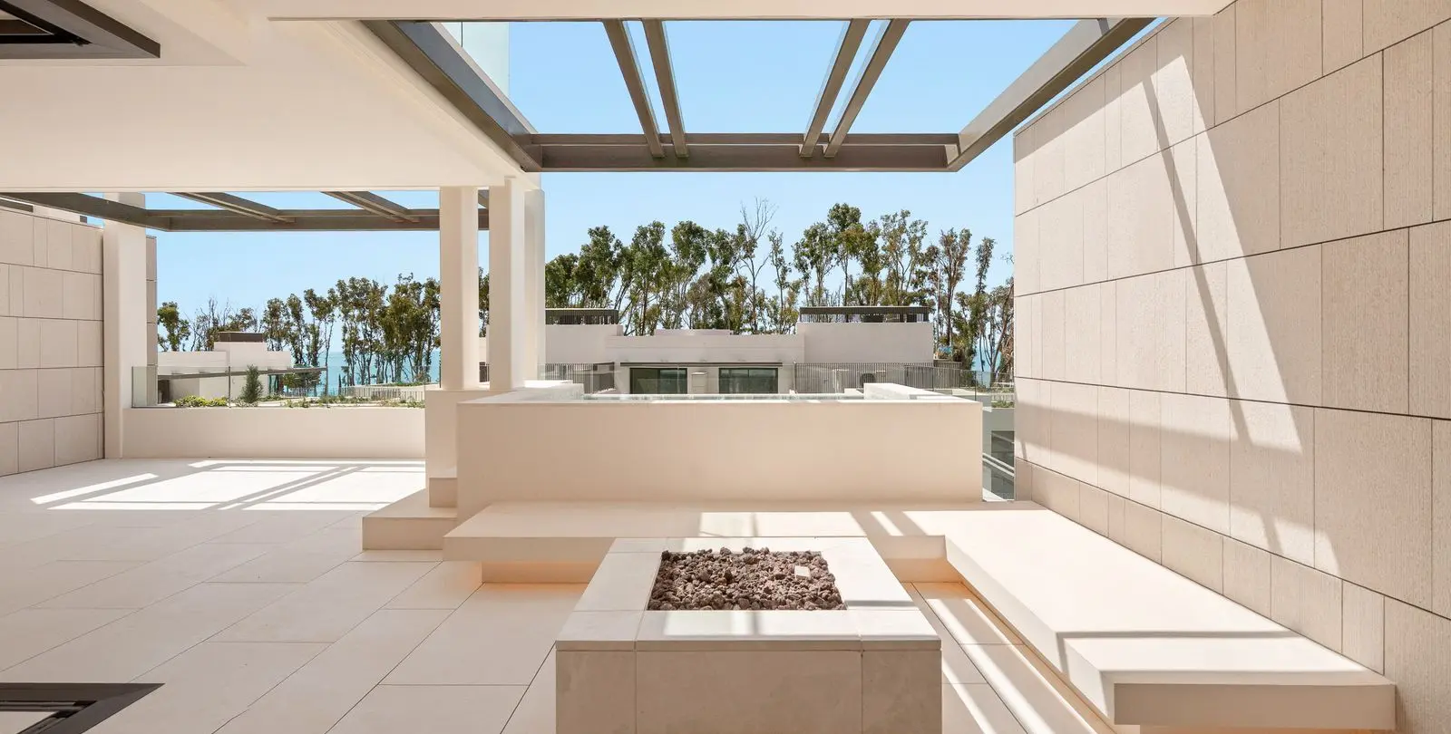 Sale of middle floor apartment in The Golden Mile 1