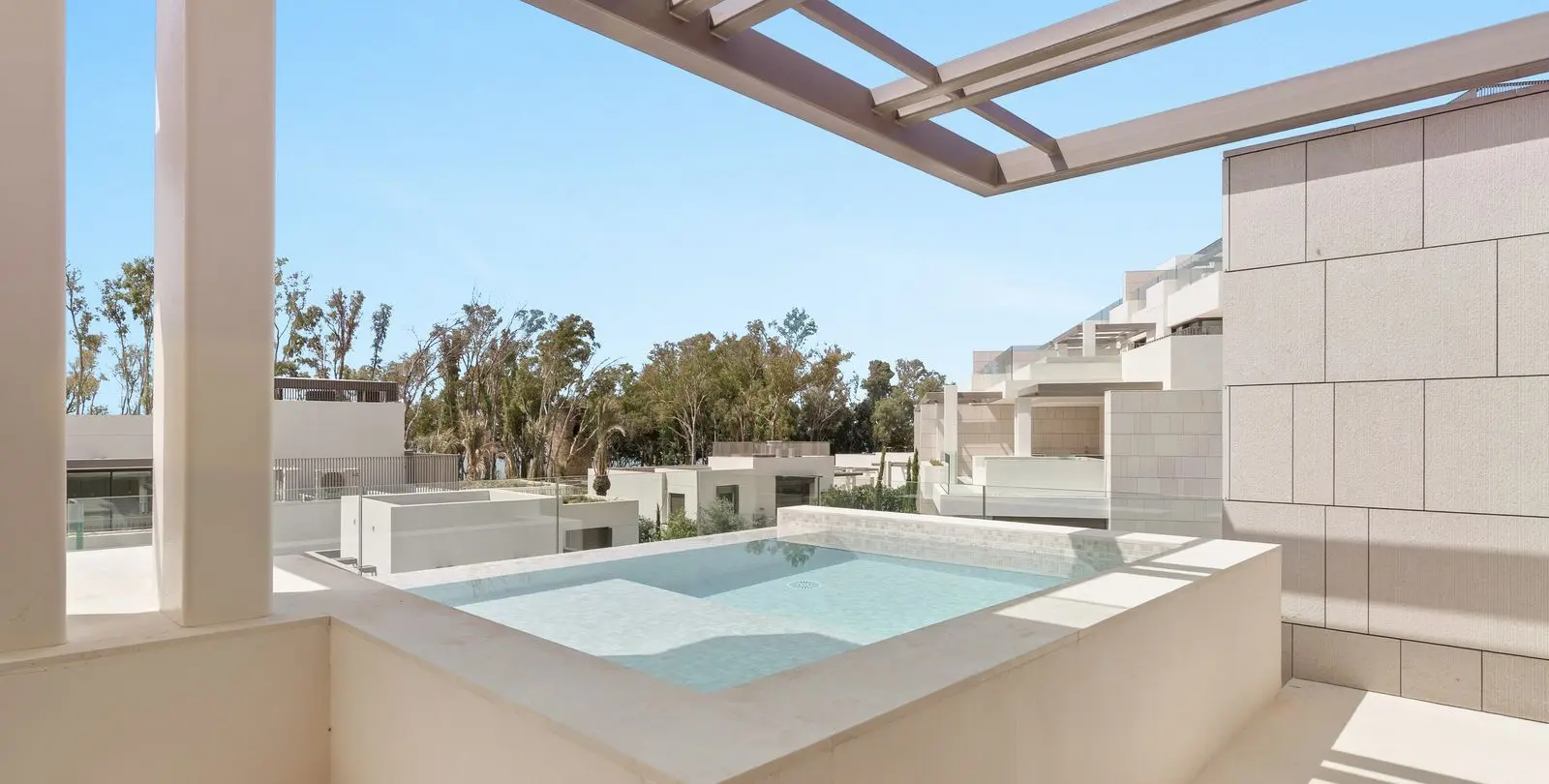 Sale of middle floor apartment in The Golden Mile 2