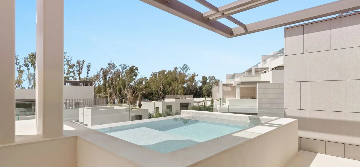 Sale of middle floor apartment in The Golden Mile 1
